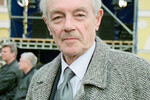 <b>Кирилл Лавров</b>
<br><br>
В советские годы, так уж повелось, большинство артистов поддерживали “Спартак”. В крайнем случае – “Динамо” или ЦСКА. Редким исключением был актер Кирилл Лавров, коренной ленинградец. Он, в свое время номинировавшийся на “Оскар” как участник фильма “Братья Карамазовы”, а в детстве мечтавший стать футболистом, пронес сквозь всю жизнь любовь именно к сине-бело-голубым. «Чем увлекаюсь неизменно – футболом. Есть ли общее между футболом и театром? Ничего. Футбол – это прекрасно, а театр – это очень трудно», – говорил Лавров.