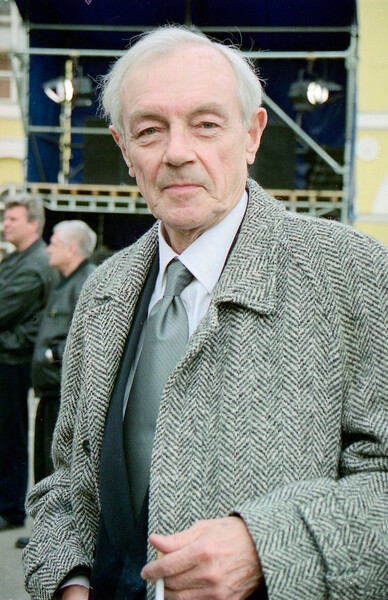 <b>Кирилл Лавров</b>
<br><br>
В&nbsp;советские годы, так уж повелось, большинство артистов поддерживали “Спартак”. В&nbsp;крайнем случае – “Динамо” или ЦСКА. Редким исключением был актер Кирилл Лавров, коренной ленинградец. Он, в&nbsp;свое время номинировавшийся на&nbsp;“Оскар” как участник фильма “Братья Карамазовы”, а в&nbsp;детстве мечтавший стать футболистом, пронес сквозь всю жизнь любовь именно к&nbsp;сине-бело-голубым. «Чем увлекаюсь неизменно – футболом. Есть ли общее между&nbsp;футболом и театром? Ничего. Футбол – это прекрасно, а театр – это очень трудно», – говорил Лавров.