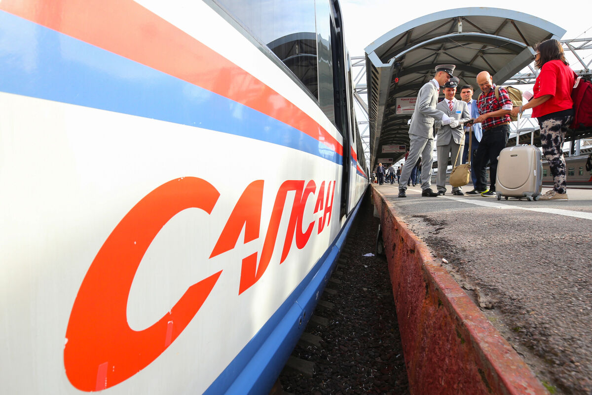 Самолеты между Москвой и Петербургом не летают из-за атак БПЛА. Билеты на поезда закончились