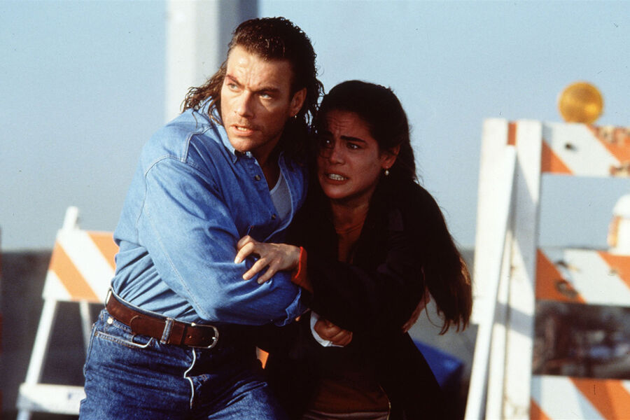 <b>“Трудная мишень” (1993)</b>
<br><br>
В&nbsp;криминальном боевике режиссера Джона Ву Ван Дамм сыграл бывшего морского пехотинца Ченса Будро, который помогает девушке Наташе (Янси Батлер) найти пропавшего отца. Расследование приводит их к&nbsp;банде, устраивающей охоту на&nbsp;бездомных ради развлечения богатых клиентов. Фильм стал дебютом Джона Ву в&nbsp;Голливуде, поэтому Ван Дамм принимал активное участие в&nbsp;постановке сцен и финальном монтаже, помогая адаптировать фирменный стиль режиссера к&nbsp;вкусам американской аудитории.
