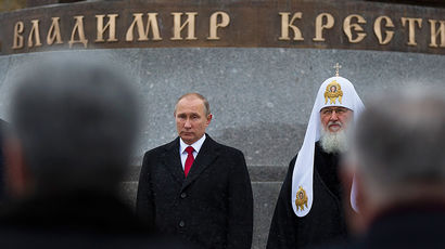 Президент России Владимир Путин и патриарх Московский и всея Руси Кирилл (Владимир Гундяев) на...
