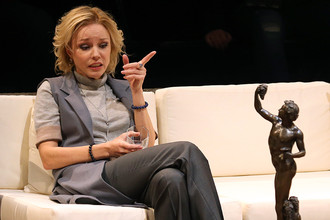 Актриса Марина Зудина в сцене из спектакля «350 Сентрал-парк Вест, New York, NY 10025» по пьесе Вуди Аллена в постановке режиссера Константина Богомолова на Малой сцене МХТ им. Чехова, 25 ноября 2016 года