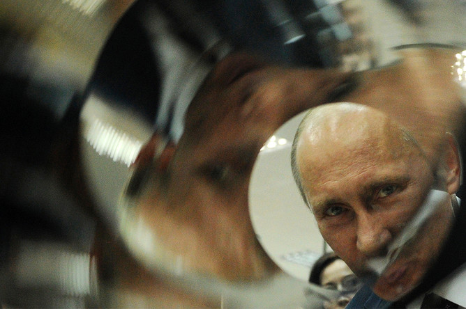 Владимир Путин во время посещения ядерного центра в Сарове, 2012 год