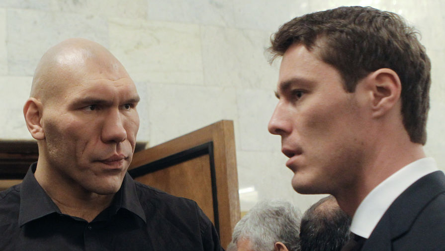 Марат Сафин (справа) и Николай Валуев обсуждают государственные дела