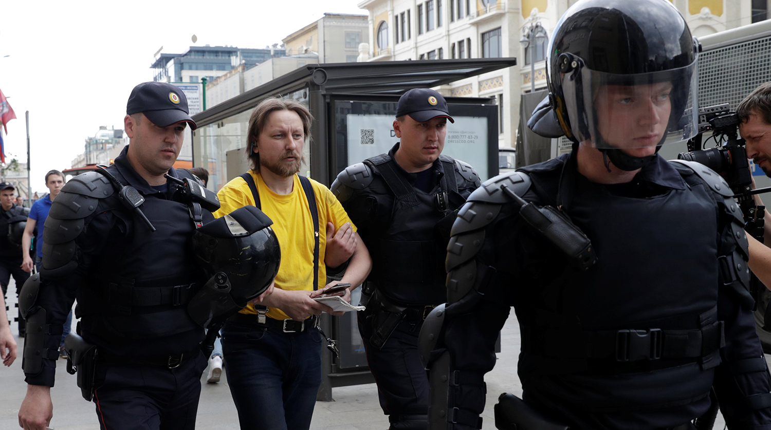 Задержание участника несанкционированного митинга на Тверской улице в Москве