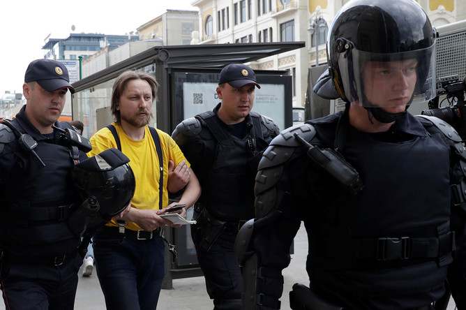 Задержание участника несанкционированного митинга на Тверской улице в Москве