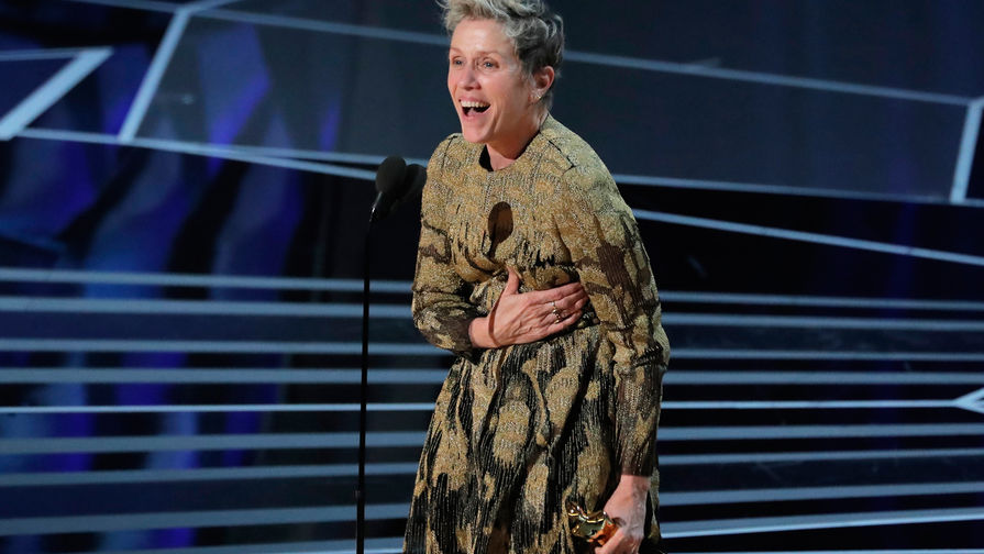 Актриса Фрэнсис Макдормэнд со статуэткой за лучшую женскую роль в фильме «Три билборда на границе Эббинга, Миссури» во время церемонии вручения кинопремии «Оскар» в Лос-Анджелесе, 4 марта 2018 года