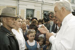Президент России Борис Ельцин во время рабочей поездки в Омск, 17 мая 1996 года