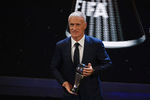 Обладатель награды The Best FIFA Football Awards 2018 в номинации «Лучший тренер года» главный тренер сборной Франции по футболу Дидье Дешам