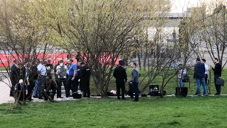 Сотрудники оперативных служб на&nbsp;месте обнаружения тел двух мужчин у&nbsp;станции метро «Новые Черемушки», 25 апреля 2019 года