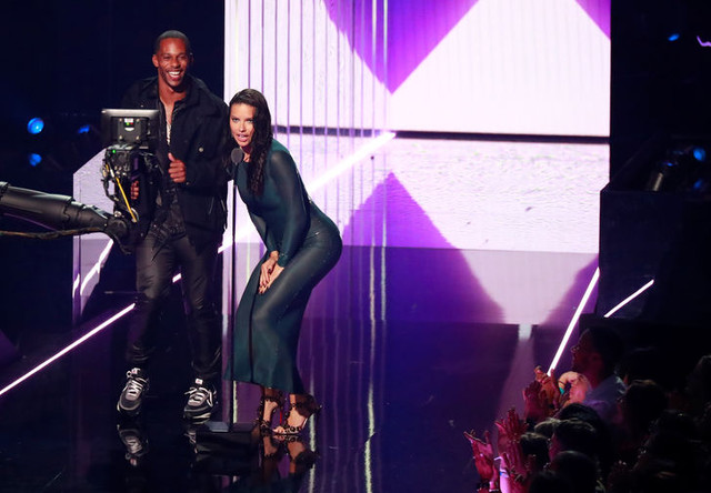 Виктор Круз и Адриана Лима во время церемонии вручения премии MTV Video Music Awards в Нью-Джерси, 26 августа 2019 года
