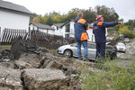 Последствия оползня, который был вызван сильным дождем, в селе Сергей-Поле под Сочи, 5 октября 2021 года