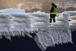 Мужчина на борту сухогруза Sun Rio, который прибыл в порт Владивостока с автомобилями, покрытыми толстым слоем льда, 29 декабря 2021 год