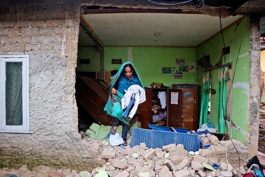 Мужчина собирает вещи из&nbsp;поврежденного дома в&nbsp;результате землетрясения в&nbsp;Чианджуре, Индонезия, 22&nbsp;ноября 2022&nbsp;года