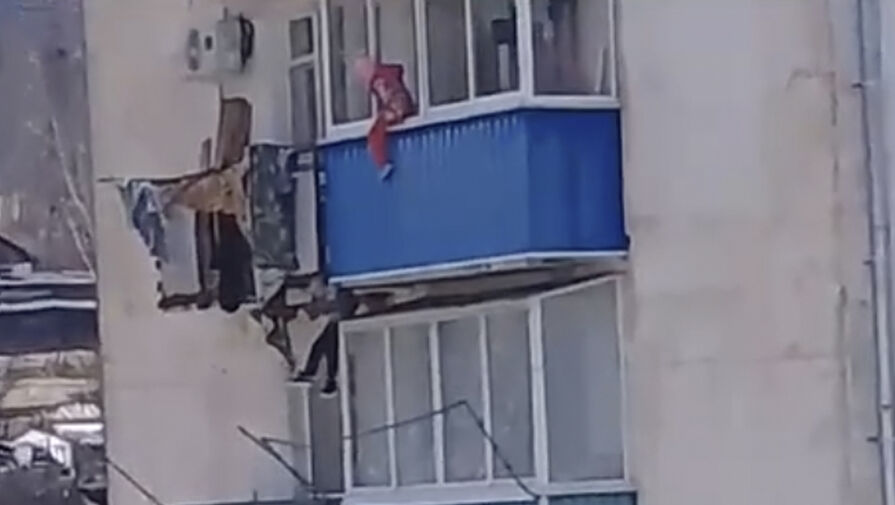 Двое детей вылезли из окна четвертого этажа в Приморье, пока мать спала