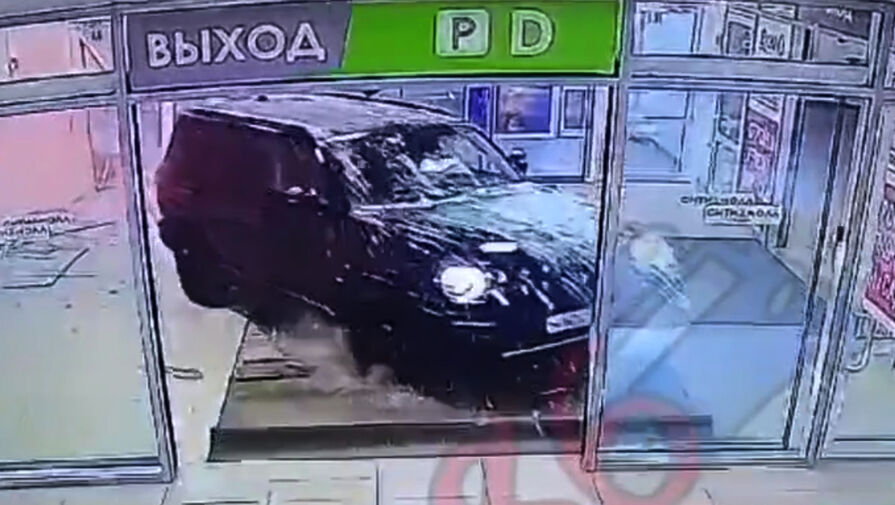 Сургутянка влетела в торговый центр на машине и попала на видео