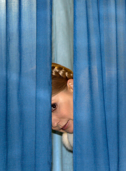 Премьер-министр Украины и кандидат в&nbsp;президенты Юлия Тимошенко выглядывает из&nbsp;кабинки на&nbsp;избирательном участке во время президентских выборов в&nbsp;Днепропетровске, Украина, 17&nbsp;января 2010&nbsp;года