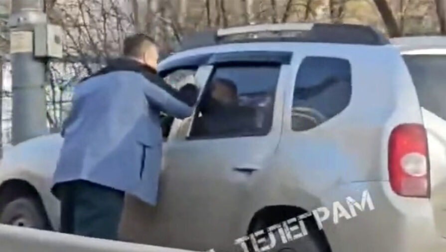 Туляк избил водителя через окно автомобиля, и это попало на видео