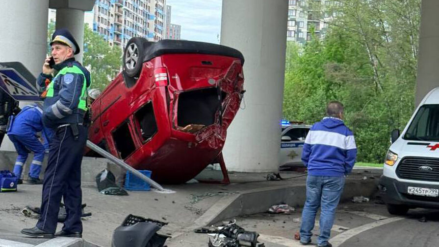 Видео: автомобиль опрокинулся и протаранил путепровод в Москве
