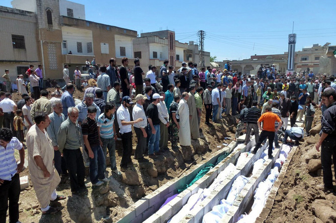 Похороны жертв бойни в сирийском селении Хула