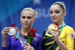 Ксения Афанасьева и Алия Мустафина во время церемонии награждения после соревнований по спортивной гимнастике в женском индивидуальном многоборье.