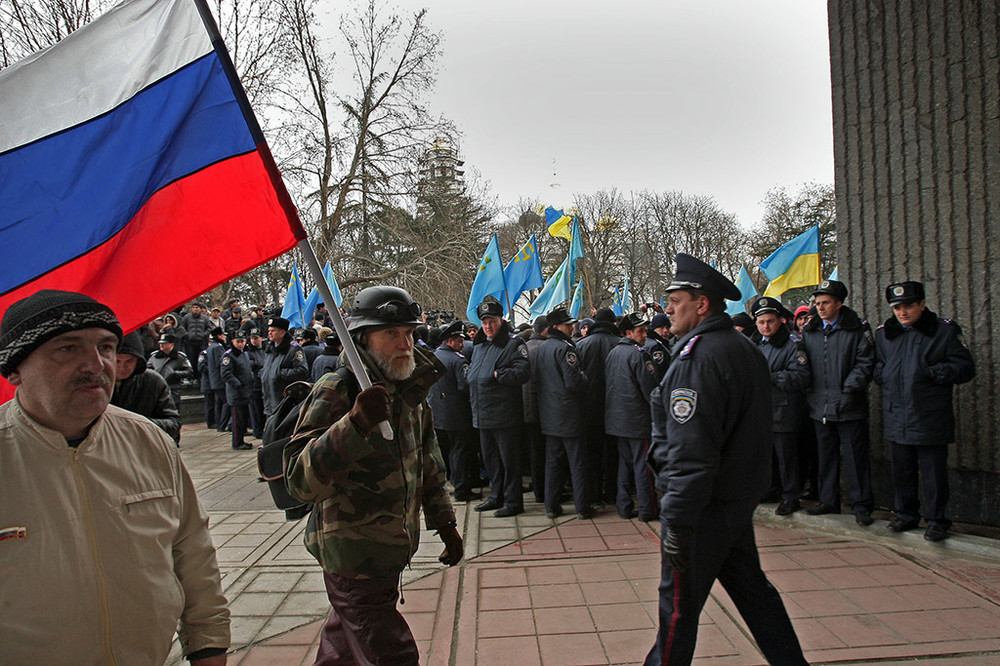 Участники митинга у здания Верховного совета Крыма в Симферополе