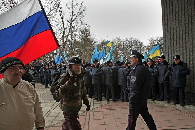 Участники митинга у здания Верховного совета Крыма в Симферополе