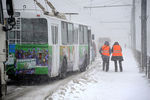 Работники коммунальных служб идут по улице во время сильного снегопада в Челябинске