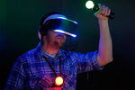 Посетитель выставки тестирует новый шлем виртуальной реальности от компании Sony — Project Morpheus
