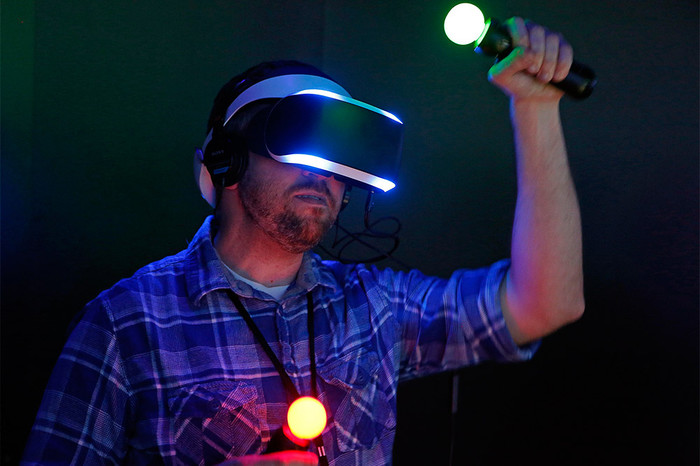 Посетитель выставки тестирует новый шлем виртуальной реальности от компании Sony &mdash; Project Morpheus