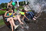 Участники флешмоба «Большая водная битва» у фонтана «Дружба народов» на территории ВДНХ