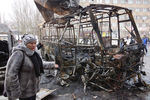 Сгоревший автобус на автостанции, где в результате попадания снаряда погибли люди