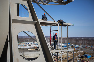 Рабочие на монтаже оборудования мобильной башни обслуживания ракеты-носителя на стартовом комплексе космодрома Восточный