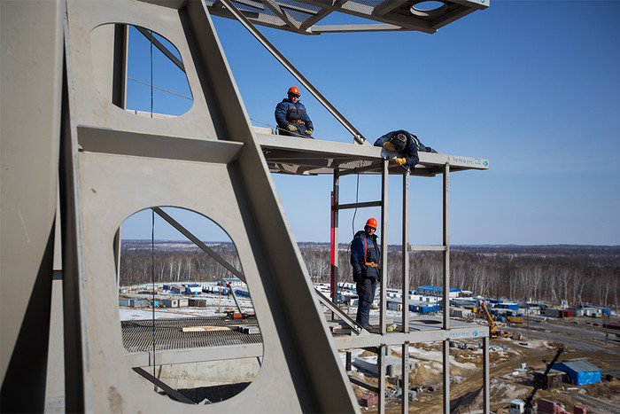 Рабочие на монтаже оборудования мобильной башни обслуживания ракеты-носителя на стартовом комплексе космодрома Восточный