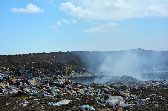 Одна из&nbsp;незаконных свалок в&nbsp;окрестностях Тамани, мусор на&nbsp;ней постоянно поджигают