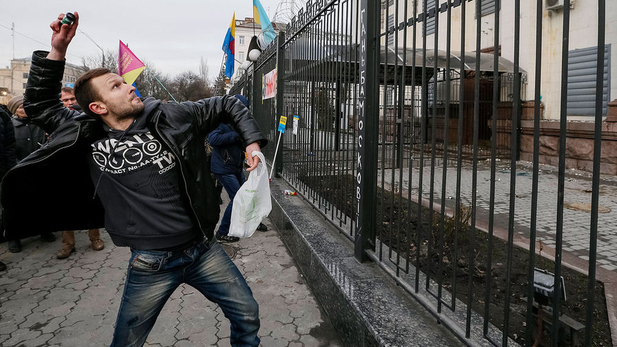 Участники митинга за&nbsp;освобождение украинской летчицы Надежды Савченко закидывают яйцами посольство России в&nbsp;Киеве