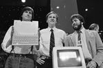 Стив Джобс, Джон Скалли и Стив Возняк во время презентации Apple IIс. Апрель 1984 года