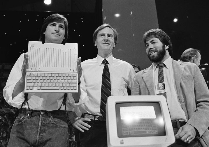 Стив Джобс, Джон Скалли и Стив Возняк во время презентации Apple IIс. Апрель 1984&nbsp;года