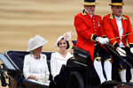 Герцогиня Корнуольская Камилла и герцогиня Кембриджская Кэтрин прибывают на церемонию
