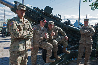Военнослужащие армии США во время остановки колонны техники армии США в Риге в ходе марша Dragoon Ride II в рамках международных военных учений Saber Strike 2016