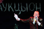Фронтмен группы «АукцЫон» Олег Гаркуша на концерте в честь своего 50-летия в ДК им. Ленсовета в Санкт-Петербурге, 2011 год