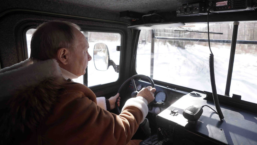 Президент РФ Владимир Путин управляет вездеходом во время прогулки в тайге, 21 марта 2021 года