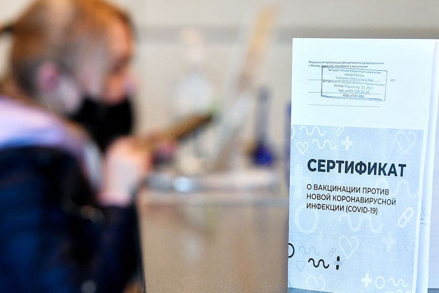 Пассажир получает сертификат международного образца о вакцинации от COVID-19 в аэропорту Домодедово имени М. В. Ломоносова, марта 2021 года