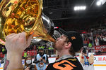 Игрок ХК «Авангард» целует награду после победы в Кубке Гагарина Континентальной хоккейной лиги, 28 апреля 2021 года