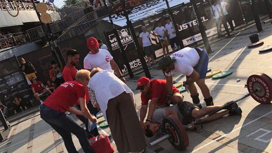 В Тюмени во время соревнований на голову мужчине упала штанга