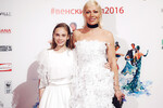 Аврора с дочерью Авророй Трейман перед началом 14-го благотворительного Венского Бала в Гостином дворе, 2016 год