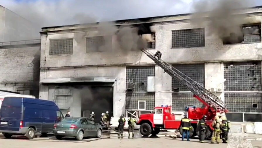 В Воронеже спасатели локализовали пожар на заводе