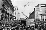 У здания американского посольства на Моховой улице в Москве, 9 мая 1945 года