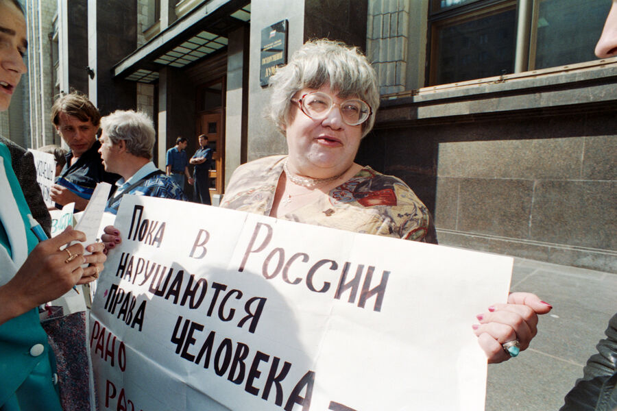 Валерия Новодворская в&nbsp;одиночном пикете у&nbsp;здания Госдумы РФ, Москва, 1995&nbsp;год