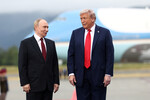 Президент РФ Владимир Путин и президент США Дональд Трамп во время встречи на военной базе Эльмендорф - Ричардсон на Аляске, 15 августа 2025 года